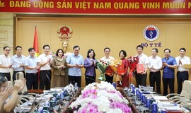Bộ trưởng Bộ Y tế trao quyết định điều động, tiếp nhận v&#224; bổ nhiệm l&#227;nh đạo một số đơn vị