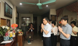 Thứ trưởng Trần Văn Thuấn thăm, tri &#226;n gia đ&#236;nh Liệt sĩ, b&#225;c sĩ Đặng Thuỳ Tr&#226;m