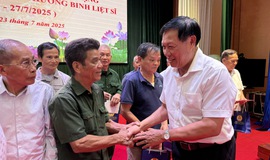 Bộ Y tế v&#224; C&#244;ng đo&#224;n Y tế Việt Nam tri &#226;n, trao tặng 953 suất qu&#224; đến c&#225;c gia đ&#236;nh người c&#243; c&#244;ng ở Hưng Y&#234;n