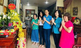 Bộ trưởng Đ&#224;o Hồng Lan thăm, tri &#226;n gia đ&#236;nh Liệt sĩ, b&#225;c sĩ Đặng Thuỳ Tr&#226;m