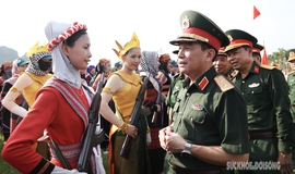 Trung tướng Trương Thi&#234;n T&#244; kiểm tra c&#225;c khối diễu binh chuẩn bị đại lễ 2/9