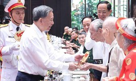 Tổng B&#237; thư T&#244; L&#226;m gặp mặt đại biểu c&#243; c&#244;ng với c&#225;ch mạng