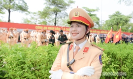 H&#224;nh tr&#236;nh của nữ Thạc sĩ chạm tới ước mơ kho&#225;c m&#224;u &#225;o C&#244;ng an nh&#226;n d&#226;n