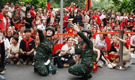 Khoảnh khắc đẹp của người l&#237;nh với nh&#226;n d&#226;n trước giờ tổng hợp luyện