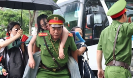 C&#244;ng an, CSGT H&#224; Nội li&#234;n tiếp hỗ trợ người d&#226;n gặp sự cố sức khỏe khi xem tổng hợp luyện Quốc kh&#225;nh