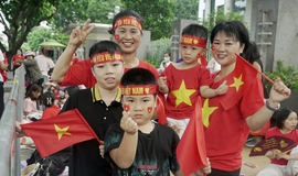 Người d&#226;n đổ về Quảng trường Ba Đ&#236;nh chờ đến 20h xem tổng hợp luyện diễu binh, diễu h&#224;nh