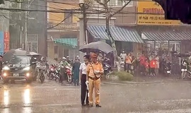 Giữa cơn mưa ng&#224;y tổng hợp luyện Quốc kh&#225;nh, một h&#224;nh động nhỏ khiến nhiều người ấm l&#242;ng