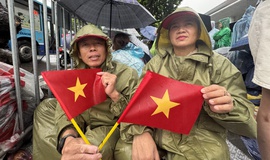 Người d&#226;n đội mưa từ đ&#234;m h&#244;m trước để chờ xem sơ duyệt, đường H&#249;ng Vương - Trần Ph&#250; đ&#227; k&#237;n chỗ