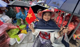Người d&#226;n đội mưa từ đ&#234;m h&#244;m trước để chờ xem sơ duyệt v&#224;o 27/8, đường H&#249;ng Vương - Trần Ph&#250; đ&#227; k&#237;n chỗ