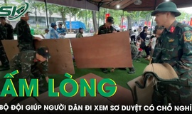Ấm l&#242;ng h&#236;nh ảnh bộ đội mang chiếu, phản gi&#250;p người d&#226;n c&#243; chỗ ngồi nghỉ để xem sơ duyệt A80