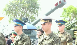 Qu&#226;n nh&#226;n Nga, L&#224;o, Campuchia chi&#234;m ngưỡng kh&#237; t&#224;i của QĐND Việt Nam tại Triển l&#227;m th&#224;nh tựu đất nước