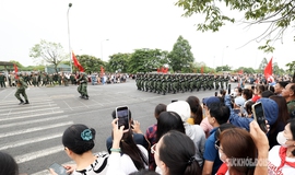 Khi người d&#226;n ho&#224; nhịp c&#249;ng bước ch&#226;n người chiến sĩ