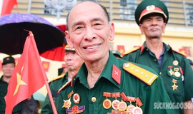 Chia sẻ x&#250;c động của người cựu chiến binh chờ xem diễu binh, diễu h&#224;nh khi H&#224; Nội mưa bất chợt
