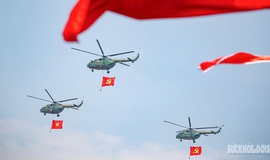 Ngắm lại trực thăng k&#233;o cờ Đảng, cờ Tổ Quốc qua Quảng trường Ba Đ&#236;nh trước ng&#224;y đại lễ