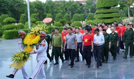 Thứ trưởng Đỗ Xu&#226;n Tuy&#234;n c&#249;ng đo&#224;n Hội Cựu chiến binh Bộ Y tế tri &#226;n c&#225;c Anh h&#249;ng, Liệt sĩ tại Điện Bi&#234;n