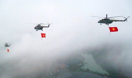M&#225;y bay vượt m&#226;y tr&#236;nh diễn k&#233;o cờ, thả bẫy nhiệt trước Quảng trường Ba Đ&#236;nh trong ng&#224;y Quốc kh&#225;nh