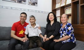 Bộ trưởng Bộ Y tế Đ&#224;o Hồng Lan tri &#226;n c&#225;c gia đ&#236;nh c&#243; c&#244;ng với c&#225;ch mạng tại đặc khu C&#244;n Đảo