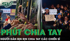 Khoảnh khắc người d&#226;n bịn rịn vẫy tay ch&#224;o tạm biệt c&#225;c chiến sĩ tham gia diễu binh