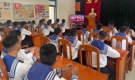 Cán bộ, chiến sĩ Hải quân phấn khởi theo dõi Đại hội XIV của Đảng qua truyền hình