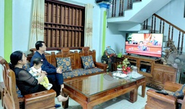 Người dân háo hức theo dõi khai mạc Đại hội Đảng qua truyền hình trực tiếp