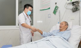 Ngã gục sau khi đang chơi tennis, người đàn ông 51 tuổi ngừng tuần hoàn nguy kịch