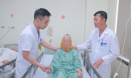 Cụ bà 104 tuổi gãy xương đùi sau cú ngã tại nhà, hồi sinh vận động nhờ ca mổ thay khớp háng