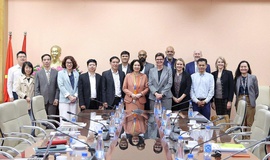 Thứ trưởng Nguyễn Thị Liên Hương làm việc với đối tác quốc tế về giám sát quản lý tăng huyết áp tại Trạm Y tế