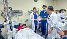 Bộ Y tế yêu cầu tập trung điều trị tốt nhất nạn nhân bị thương trong vụ cháy ở phố Trần Cung