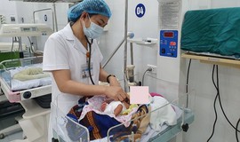 Chữa bệnh bằng kim khâu và đốt đèn, trẻ 33 ngày tuổi lờ đờ, thiếu máu nặng