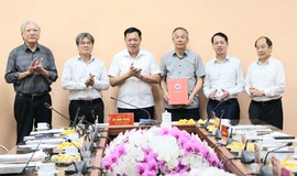 Thứ trưởng Đỗ Xuân Tuyên trao quyết định thành lập Hội đồng tư vấn cấp giấy đăng ký lưu hành thuốc nhiệm kỳ 2026-2029