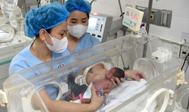 Những 'bộ cảm biến' bằng da thịt che chở nhịp thở mong manh cho thiên thần nhỏ