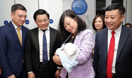 Bộ trưởng Bộ Y tế Đào Hồng Lan thăm, động viên y bác sĩ trực Tết, chúc mừng công dân nhí chào đời đêm Giao thừa