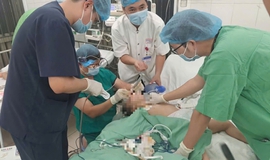 Bé 3 tuổi nguy kịch vì hạt hướng dương ngày Tết