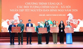 Bộ trưởng Đào Hồng Lan cùng Đoàn ĐBQH Bắc Ninh trao quà tặng các đối tượng chính sách - xã hội