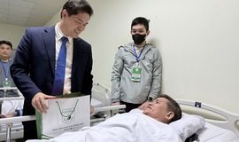 Thứ trưởng Thường trực Bộ Y tế Vũ Mạnh Hà thăm, kiểm tra công tác khám chữa bệnh dịp Tết ở Bệnh viện Phổi và Châm cứu TW