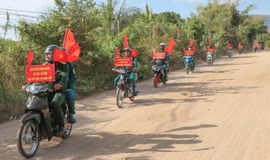 Bộ đội, dân quân len lỏi 'đến từng ngõ, đi từng rẫy' đưa thông tin bầu cử đến Nhân dân