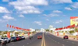 Sắc đỏ phủ dọc các cung đường Đắk Lắk hướng về ngày bầu cử