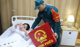 Bệnh nhân nén đau sau phẫu thuật, tự tay bỏ phiếu bầu cử