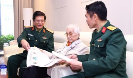 Nữ cử tri gắn bó với Quốc hội từ khóa I bỏ phiếu bầu cử, gửi gắm nhiều kỳ vọng