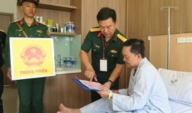 Bệnh nhân xúc động bỏ phiếu ngay trên giường bệnh