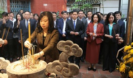 Bộ trưởng Đào Hồng Lan cùng đoàn Bộ Y tế dâng hương tưởng nhớ các Đại danh y tại Y miếu Thăng Long