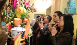 Bộ trưởng Đào Hồng Lan cùng đoàn Bộ Y tế dâng hương tưởng nhớ các Đại danh y tại Y miếu Thăng Long