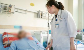 Cấp cứu 2 bệnh nhân cao tuổi bị đột quỵ
