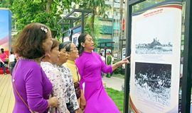 TPHCM: Triển lãm ảnh hành trình 50 năm của thành phố mang tên Bác