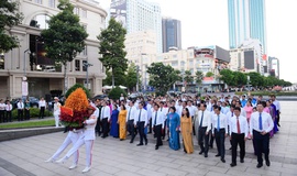 Lãnh đạo TPHCM dâng hoa tưởng nhớ Chủ tịch Hồ Chí Minh