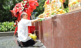 Xúc động dòng người đến tri ân các Anh hùng liệt sĩ tại Công viên Lê Thị Riêng