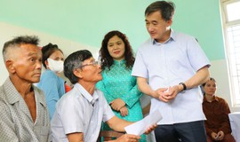 Thứ trưởng Bộ Y tế Trần Văn Thuấn dự chương trình khám sức khỏe miễn phí toàn dân tại Huế