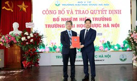 Thứ trưởng Thường trực Vũ Mạnh Hà trao quyết định bổ nhiệm Hiệu trưởng Trường Đại học Dược Hà Nội