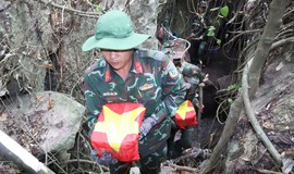 Hình ảnh hang Đá Sập nơi những người lính nằm lại hơn nửa thế kỷ trước khi được tìm thấy