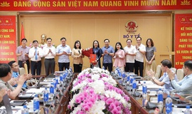 Bộ trưởng Đào Hồng Lan trao quyết định tiếp nhận, bổ nhiệm Phó Cục trưởng Cục Phòng bệnh